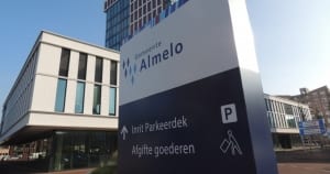 hanskraan wayfinding - verwijszuil buitenbewegwijzering stadhuis Gemeente Almelo